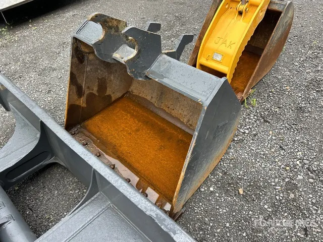 Cat 40 in Digging Excavator Bucket - Fits John Deere 60D