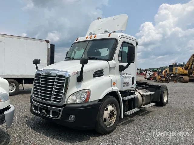 2012 Freightliner Cascadia 113 4x2 S/A Day Cab Truck Tractor (Inoperable)