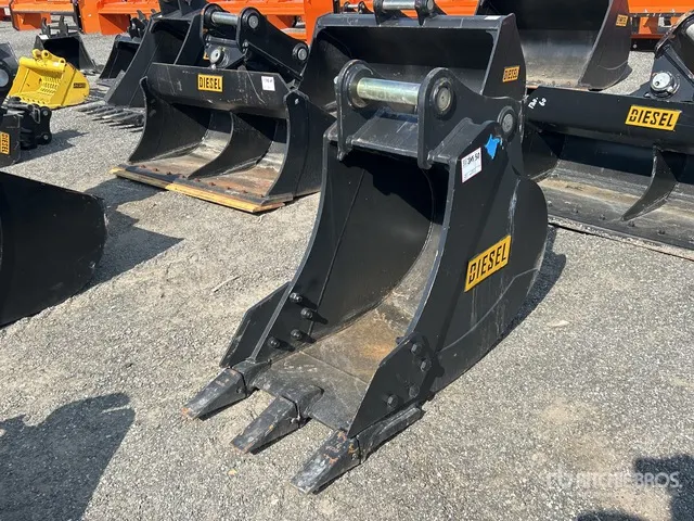 Diesel Equipment 140CL 24 in HD Tooth Excavator Bucket