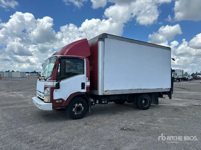 2009 Isuzu NPR 4x2 Van Truck