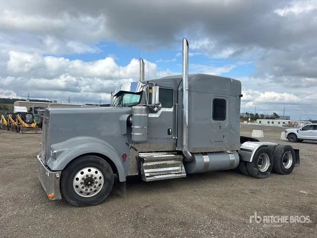2007 Kenworth W900 6x4 T/A Sleeper Truck Tractor