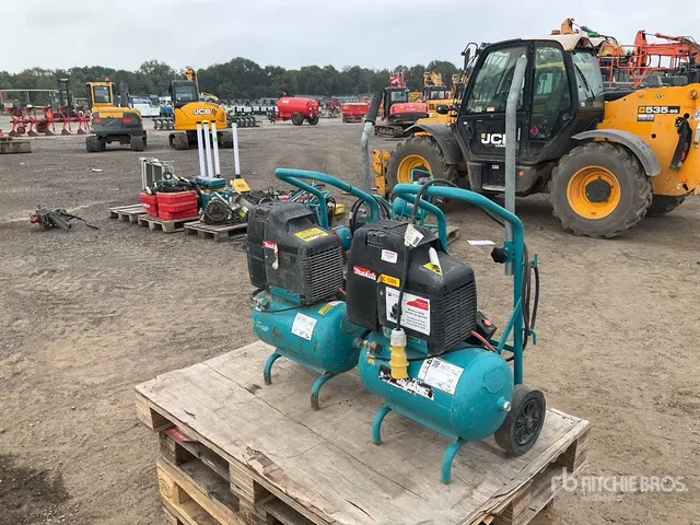 Quantity of (2) Makita AC 1300 Mobile Electric 20 L Air Compressor