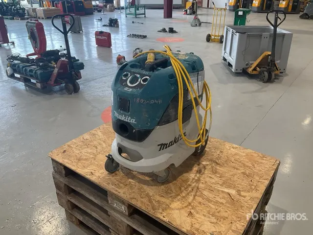Makita VC4210MX1 Vacuum Cleaner