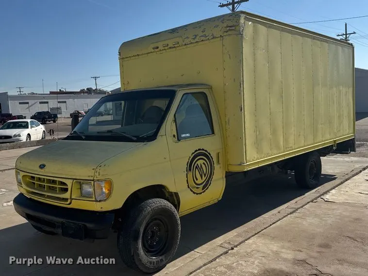 1998 Ford E-350 box truck