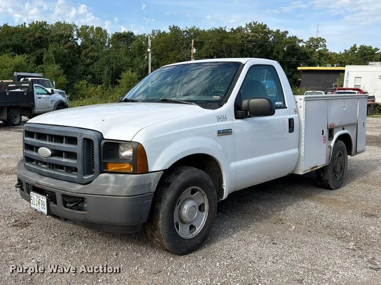 2006 Ford F250 Super Duty XL utility bed pickup truck
