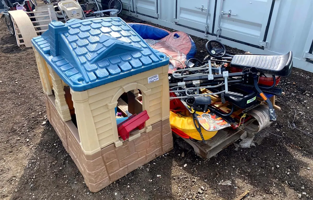 Children's Playhouse, Tow Tube, Sleds & Bike Rack
UNRESERVED