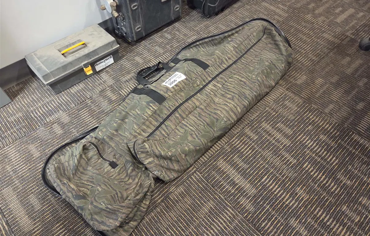 Compound Bow w/ Arrows & Camo Case
UNRESERVED