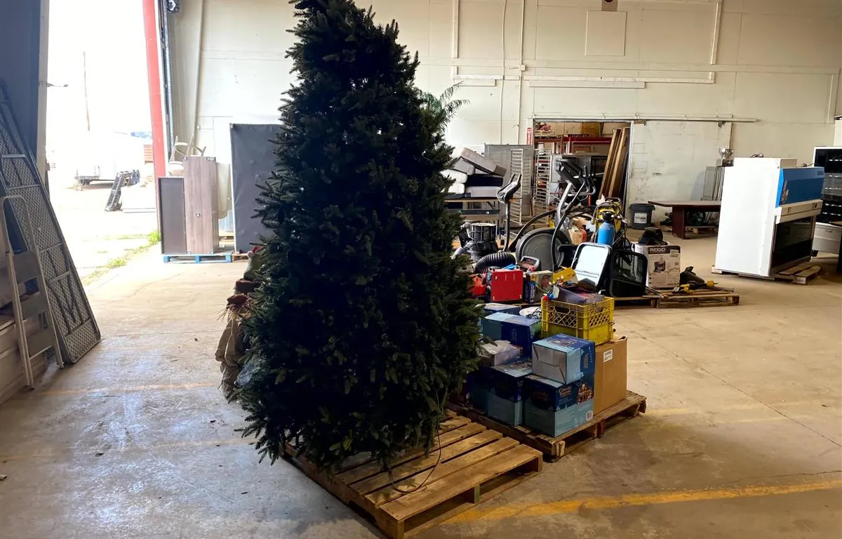 Artificial Christmas Trees and Holiday Decor
UNRESERVED