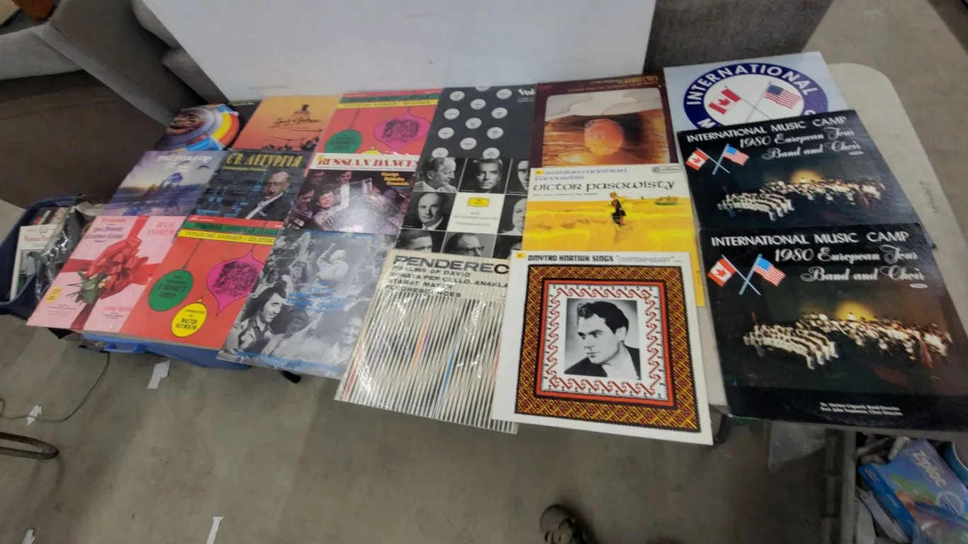 70 Large Lot of Vintage Vinyl Records: Vera Lynn, Julie Andrews, Jose Feliciano
