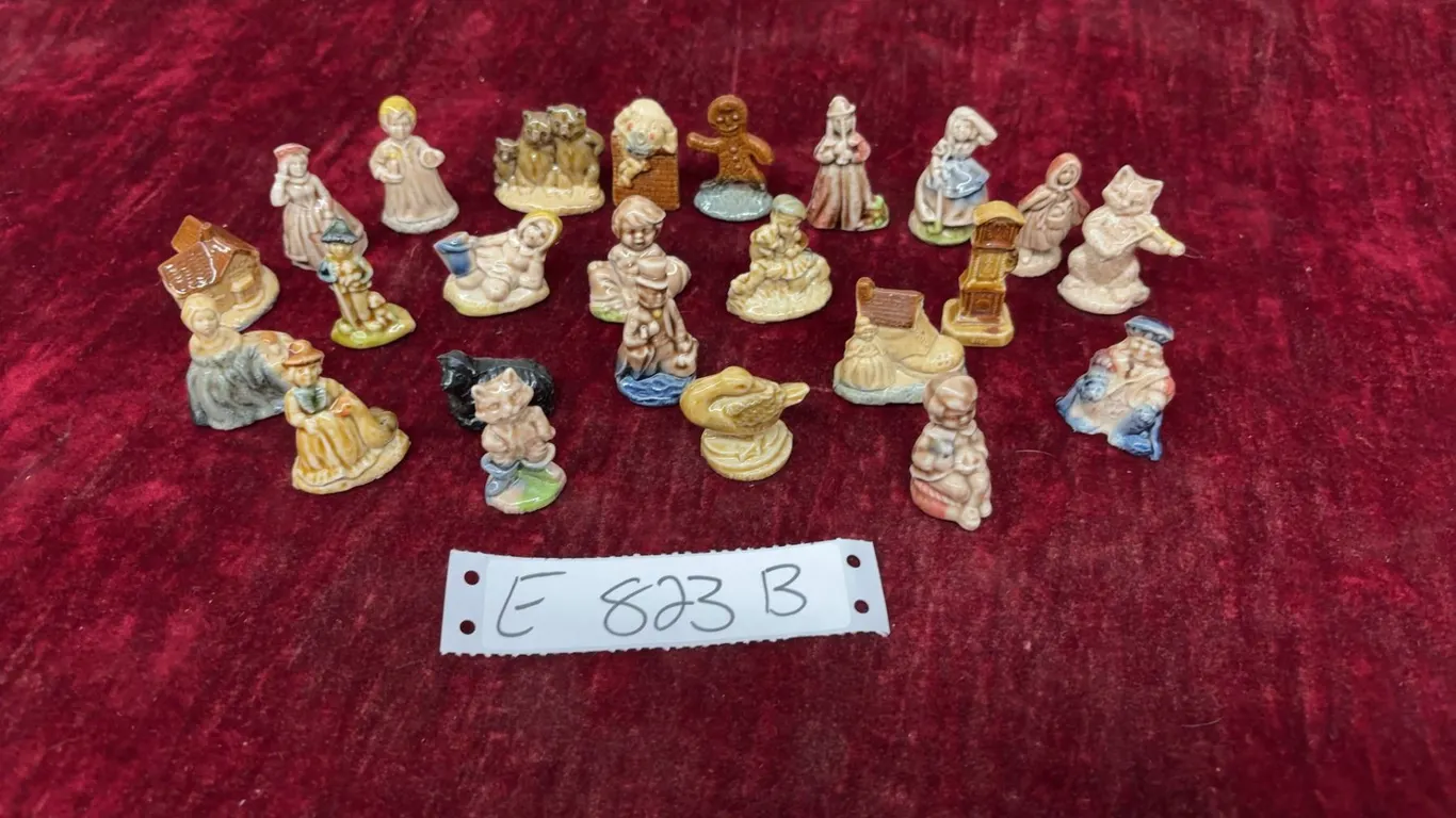Red Rose Tea Ceramic Nursery Rhymes Ceramic Figurines