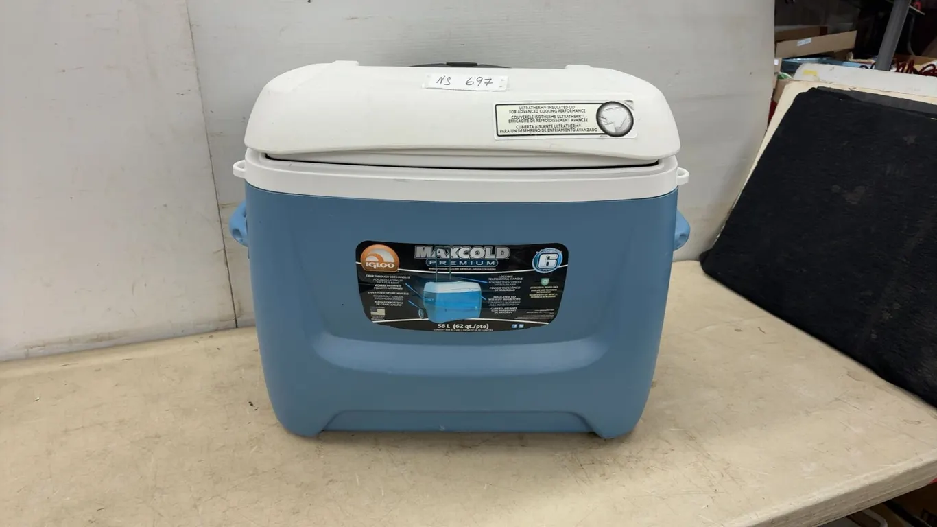 Igloo MaxCold Premium 62-Quart/58L Wheeled Cooler with Telescoping Handle