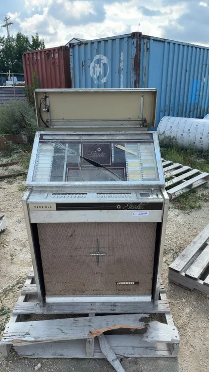 Rock-Ola Starlet Jukebox, Model 429, with Broken Glass For Parts or Repair