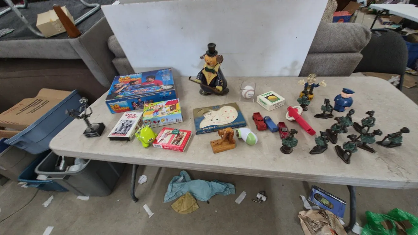 Vintage Toys and Collectibles: Jigsaw Puzzles, Cribbage Board, Baseball, Figurines