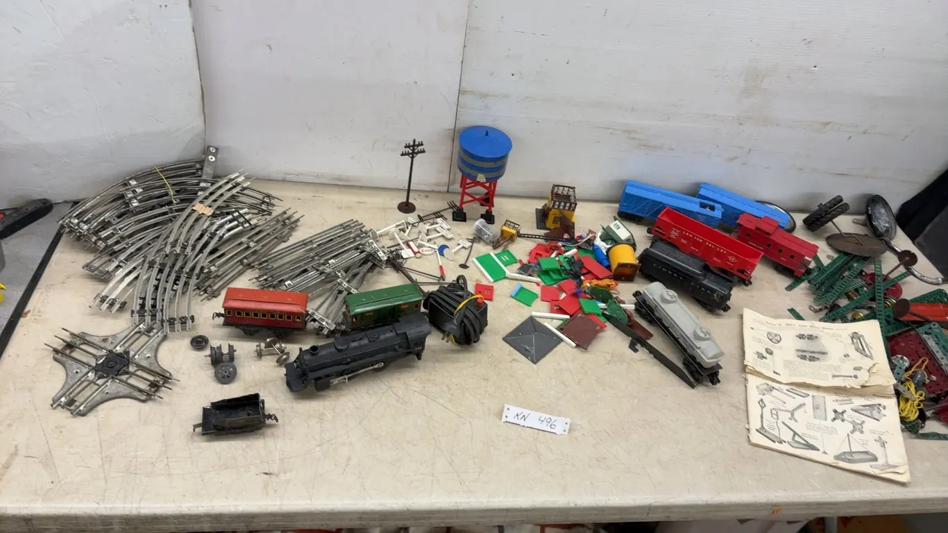 Lionel Lines O Gauge Train Lot: Lehigh Valley Car, Tank Car, and Locomotive