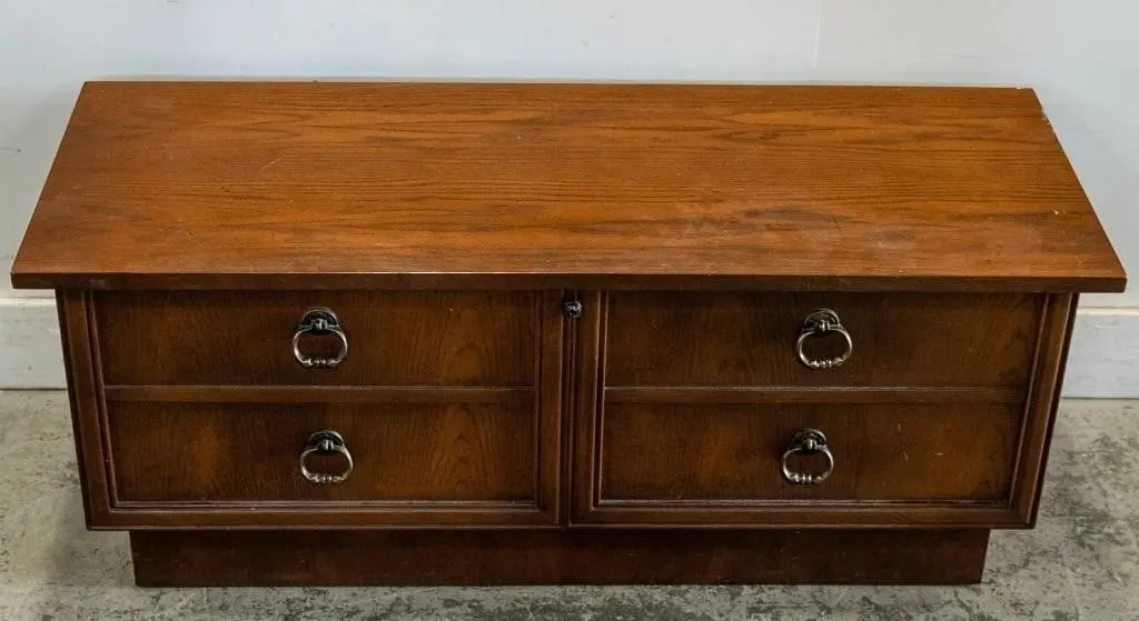 KNECHTEL LANE CEDAR LINED CEDAR BLANKET CHEST