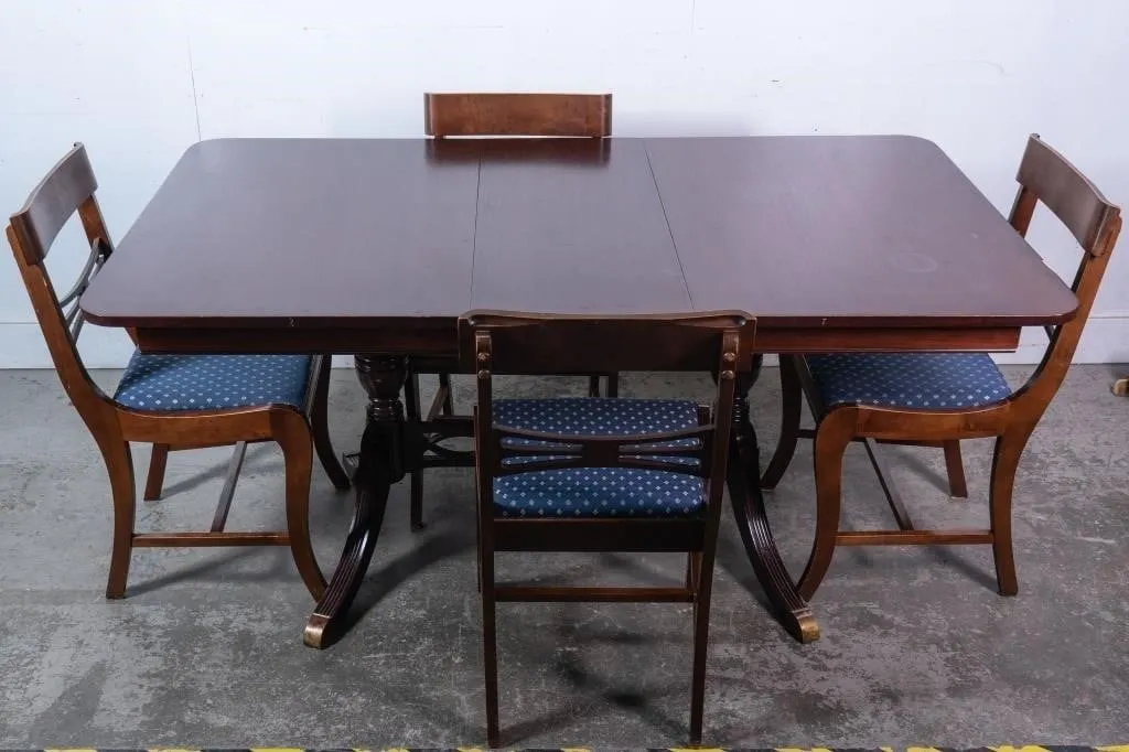 DUNCAN PHYFE STYLE MAHOGANY DINING TABLE, 4 CHAIRS