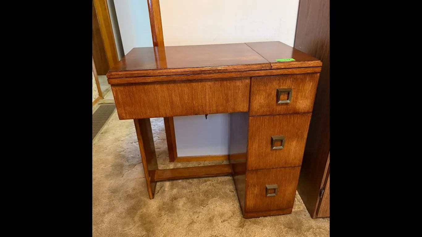 Singer 401A Sewing Machine in Wood Cabinet Desk
