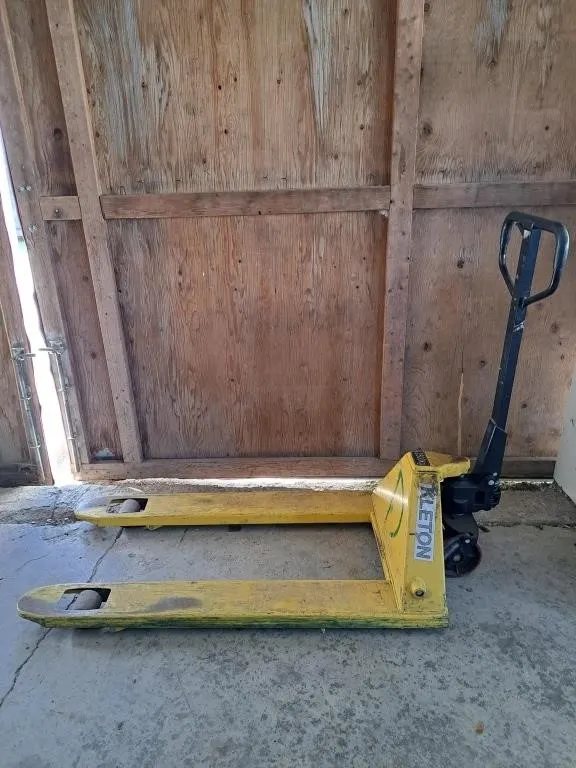 Yellow pallet jack 2500 kg