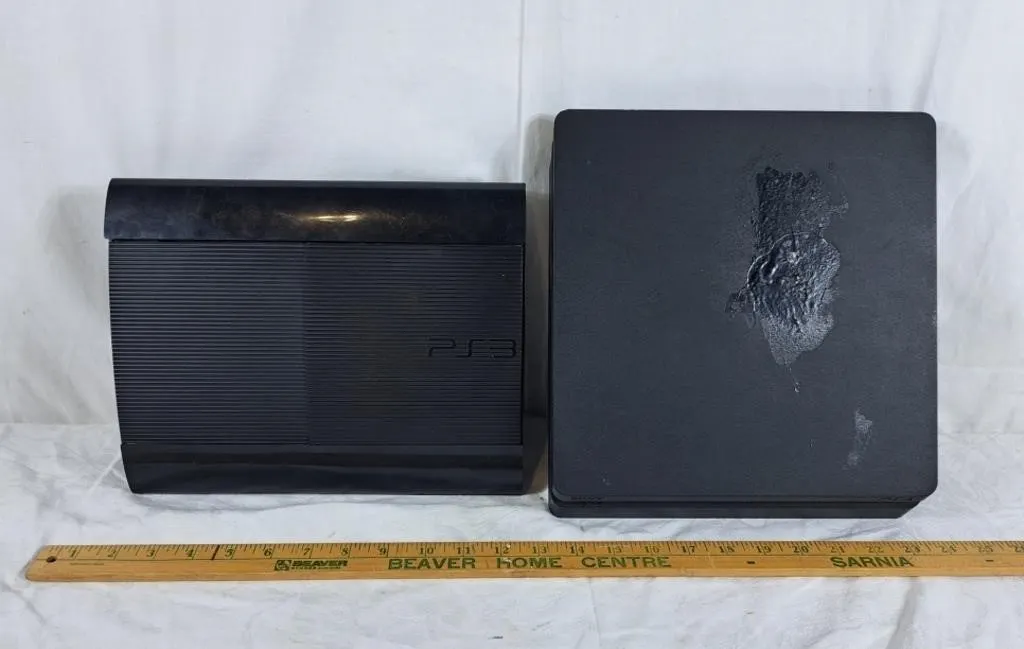 Lot with a ps3 and a ps4. Ps3 pannel isn't