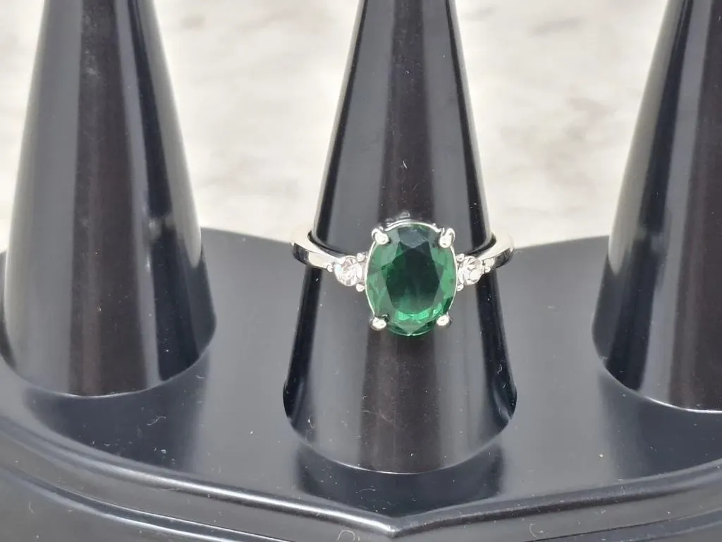 Gorgeous Size 7 ring! Unmarked. Cubic zirconia