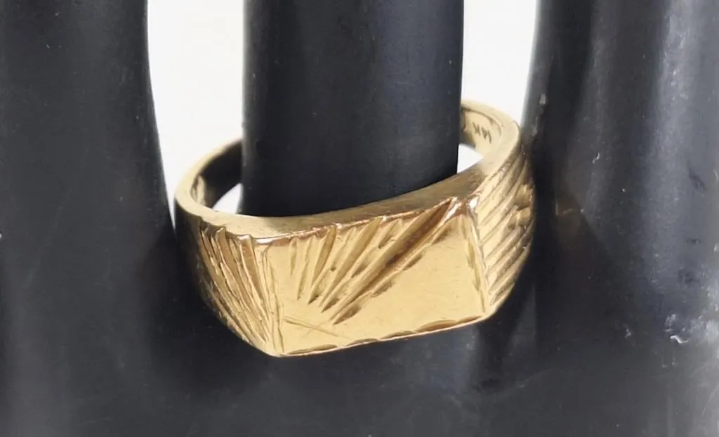 14K gold statement ring. Size 10.5