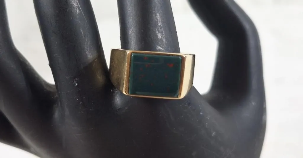 Gorgeous 10K Ring with square stone