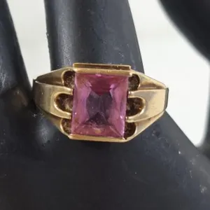 Gorgeous 10K ring with square-cut pink gemstone