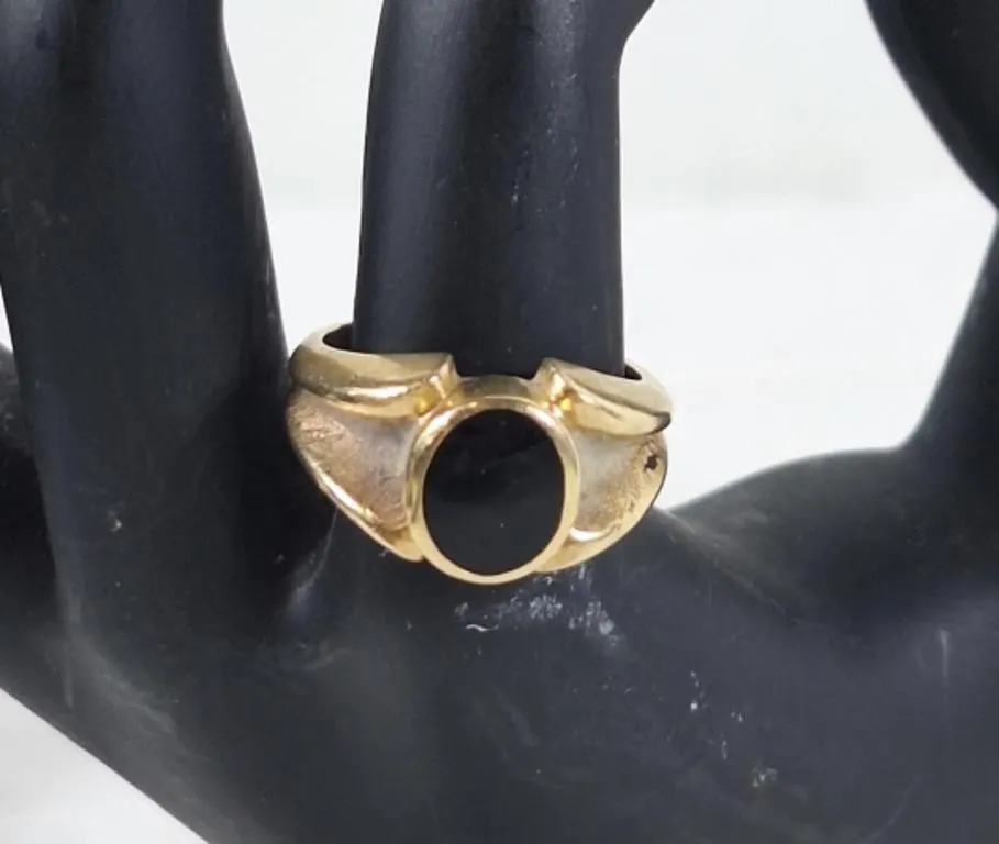 10K gold ring. Size 7.75
