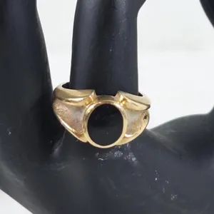 10K gold ring. Size 7.75