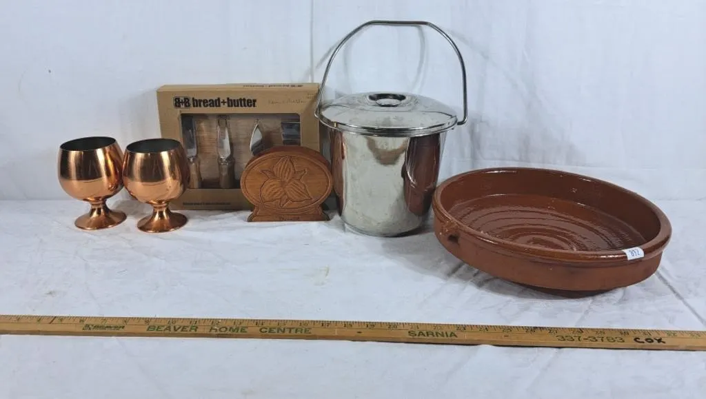 Lot of various kitchen items, bowl, copper cups,