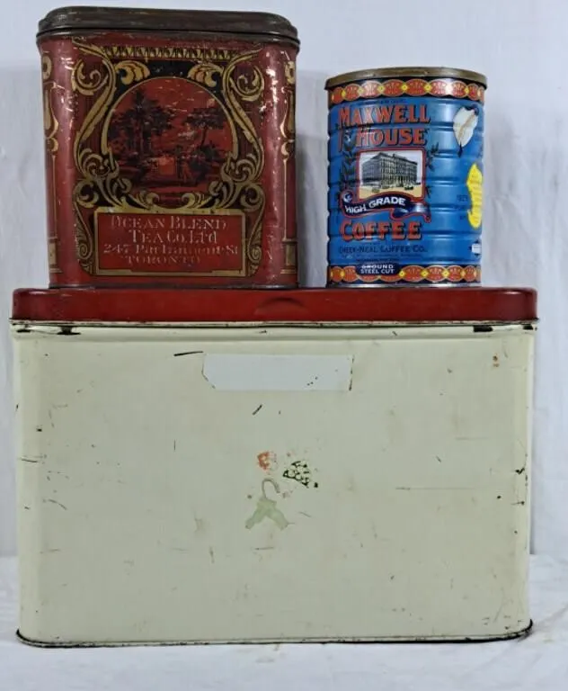 Lot of two tins and a picnic basket