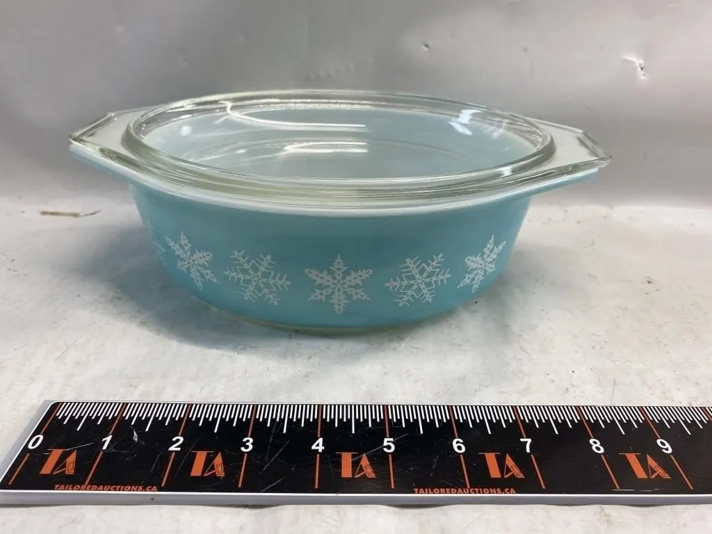 Pyrex Snowflake Turquoise 1.5 Qt Casserole with