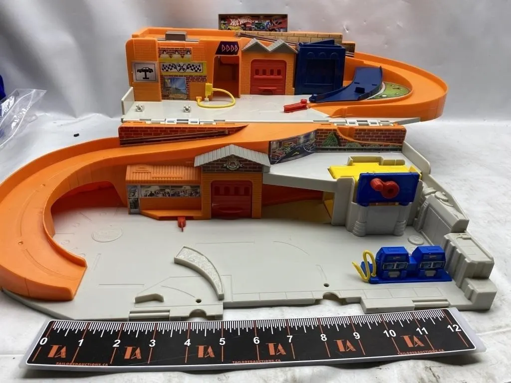 Hot Wheels City Garage Playset with Track