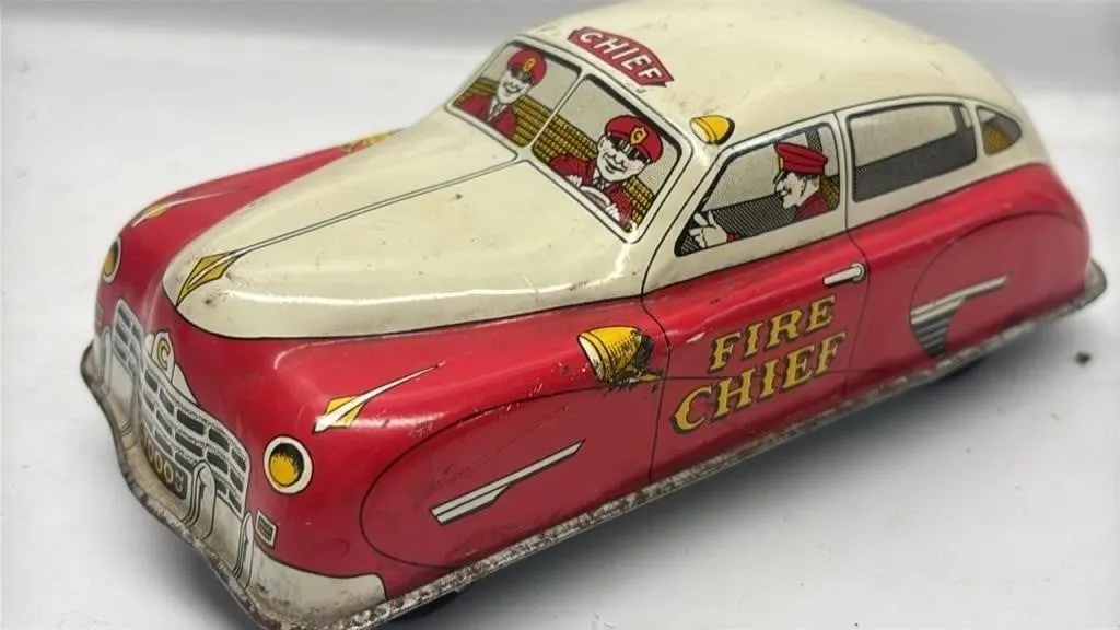 Vintage Courtland Tin Car Fire Chief Wind Up toy