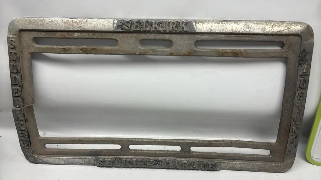 Vintage Cast Studebaker & Austin license plate sur