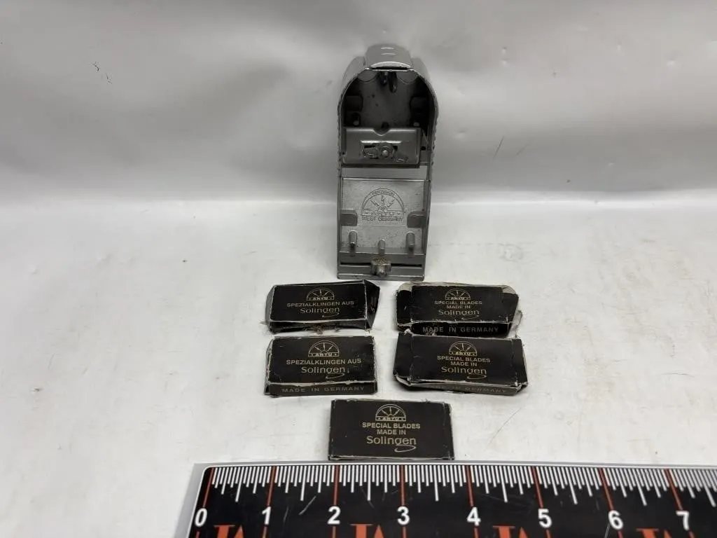 ARTU Solingen razor blade dispenser w/ 5 blade