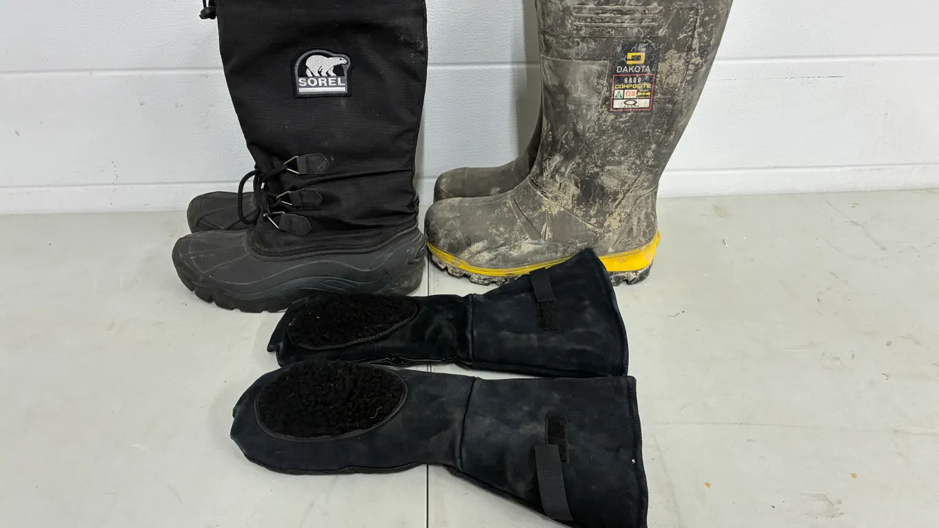 Dakota Sorel Boots and Mitts (Size 10)