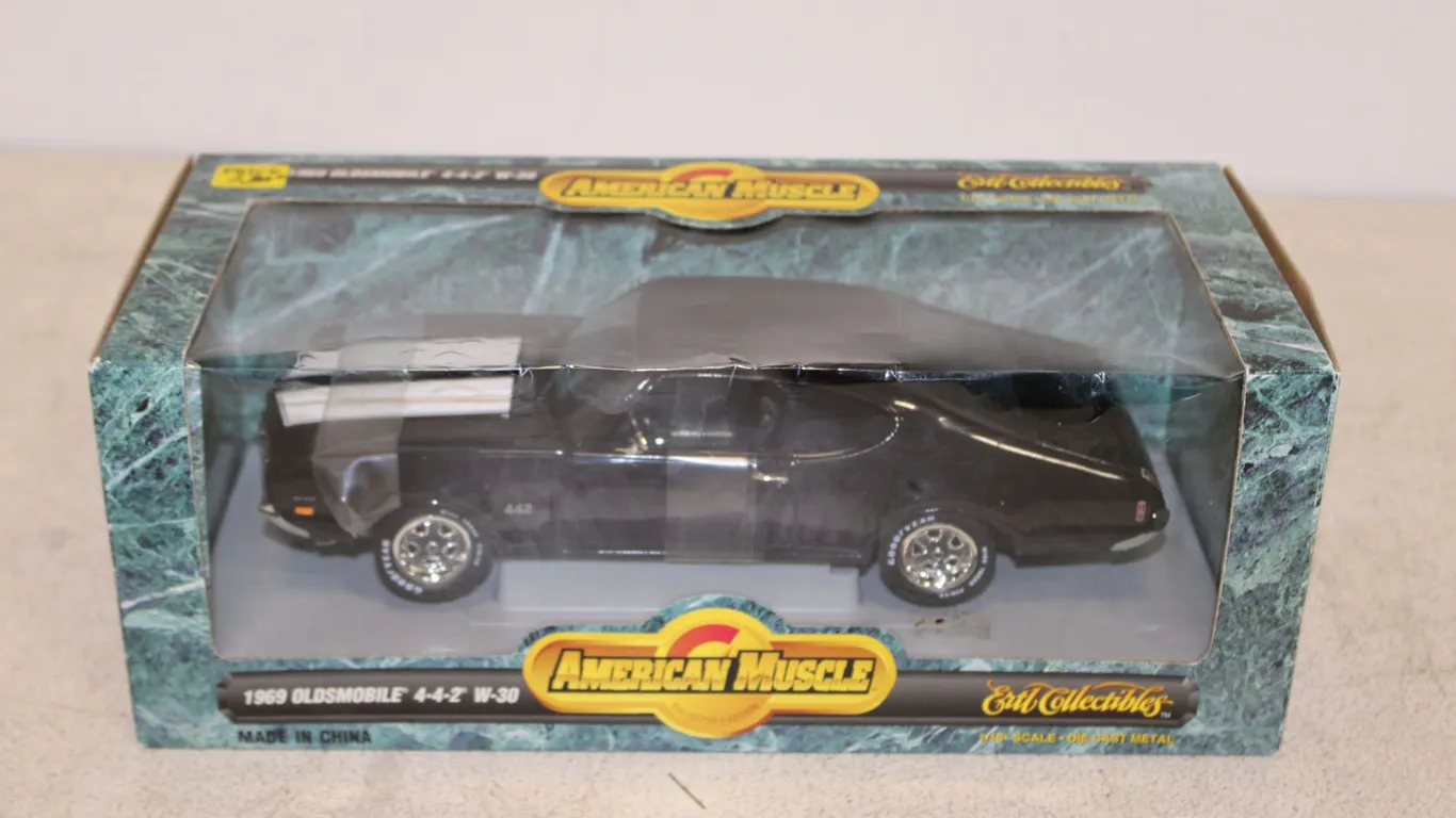 Oldsmobile 4-4-2 W-30 Model Car