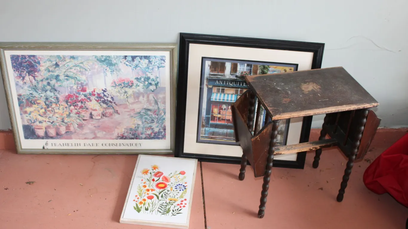 Art & Magazine Table
