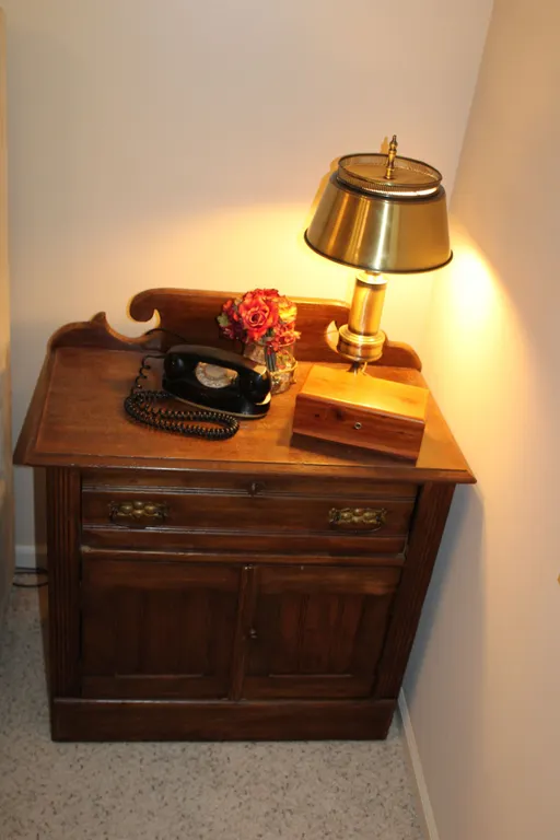 Victorian Cabinet & Décor