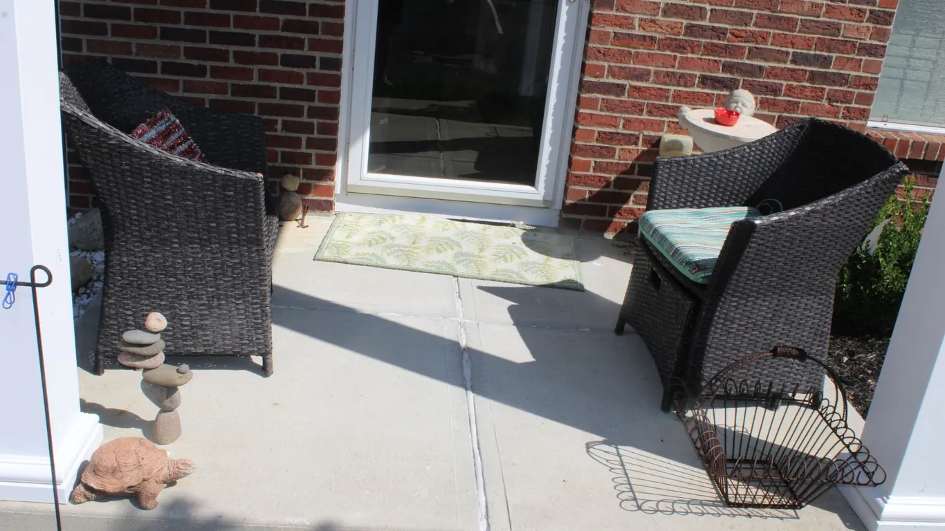 Patio Chairs & Décor