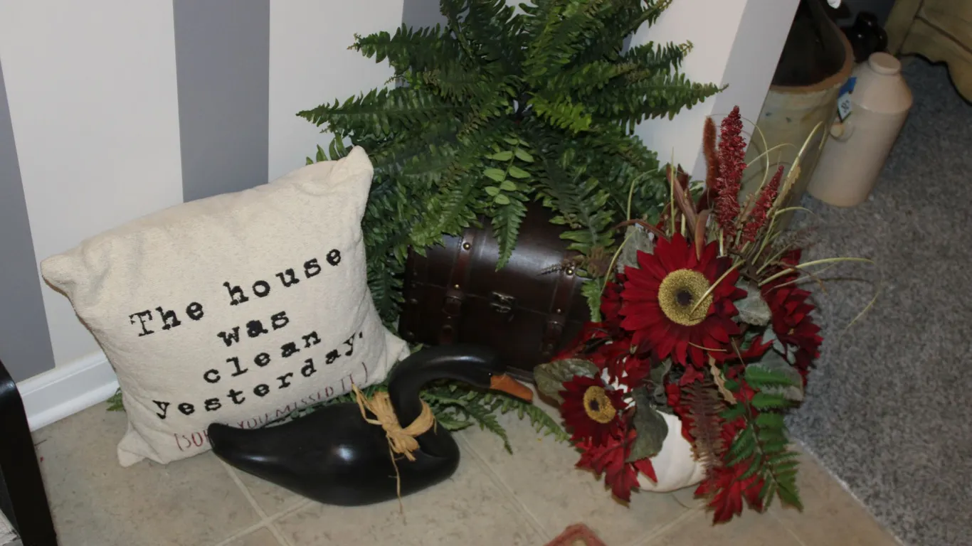 Pillow, Décor & Florals