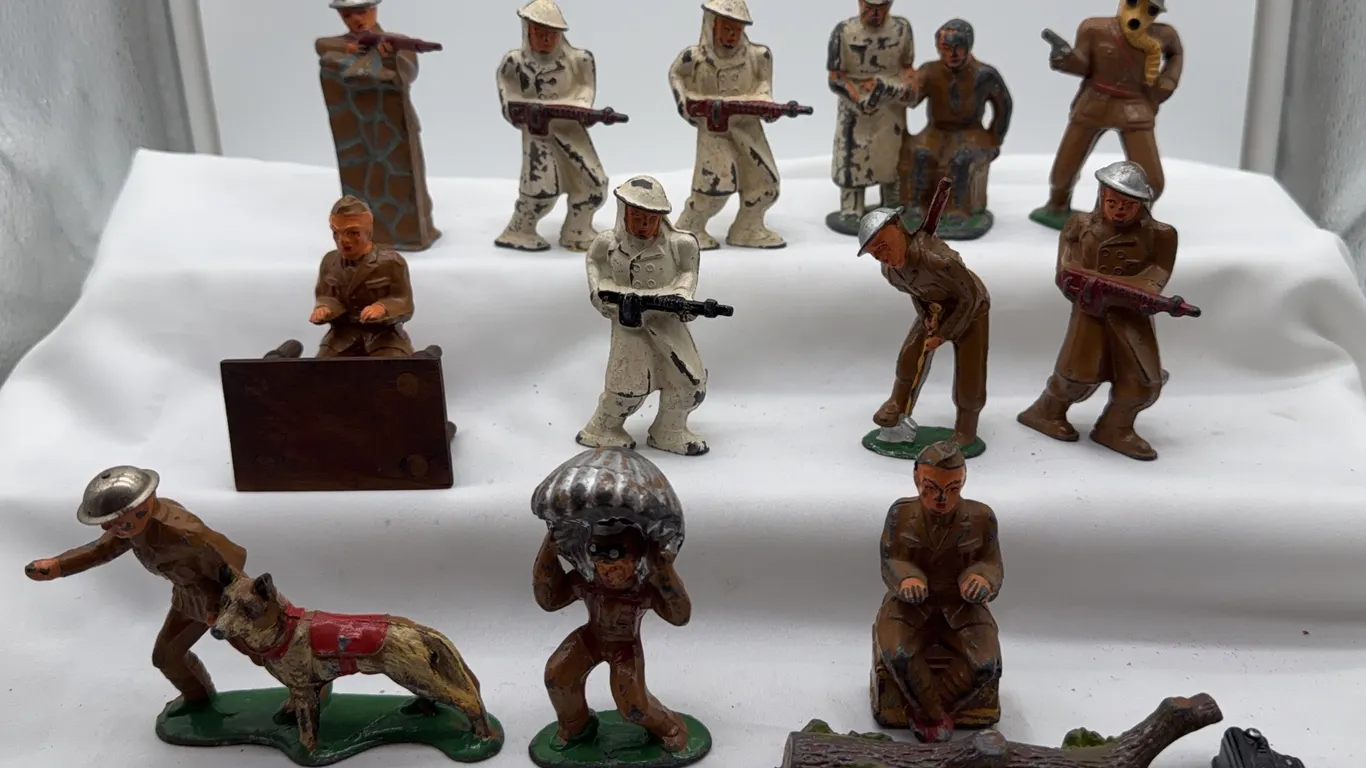 Vintage Metal Toy Soldiers & Accessories, Winter Troops, K-9 Handler & Battlefield Figures