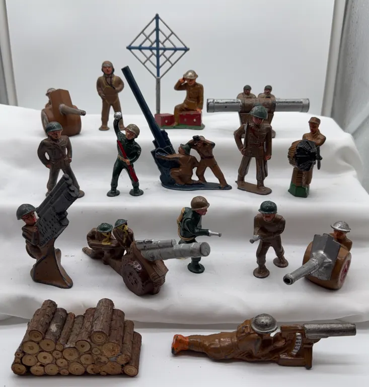 Vintage Lead Military Toy Soldiers, Artillery & Battlefield Accessories