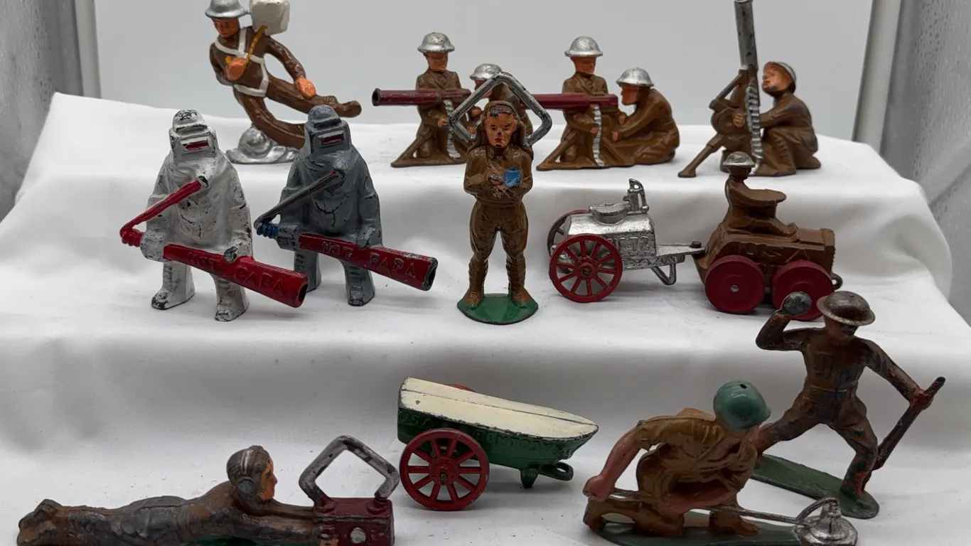 Vintage Painted Metal Military Toy Soldiers – “HOT PAPA” Figures, Machine Gun Crews & Equipment