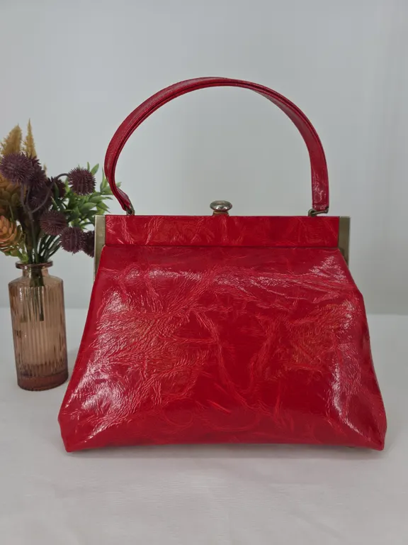 Vintage Red Crinkled Patent Faux Leather Kiss Lock Frame Handbag Retro 50s Style