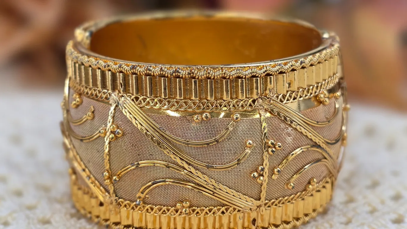 Vintage Wide Gold Tone Hinged Cuff Bracelet – Ornate Etruscan Revival Mesh Wirework