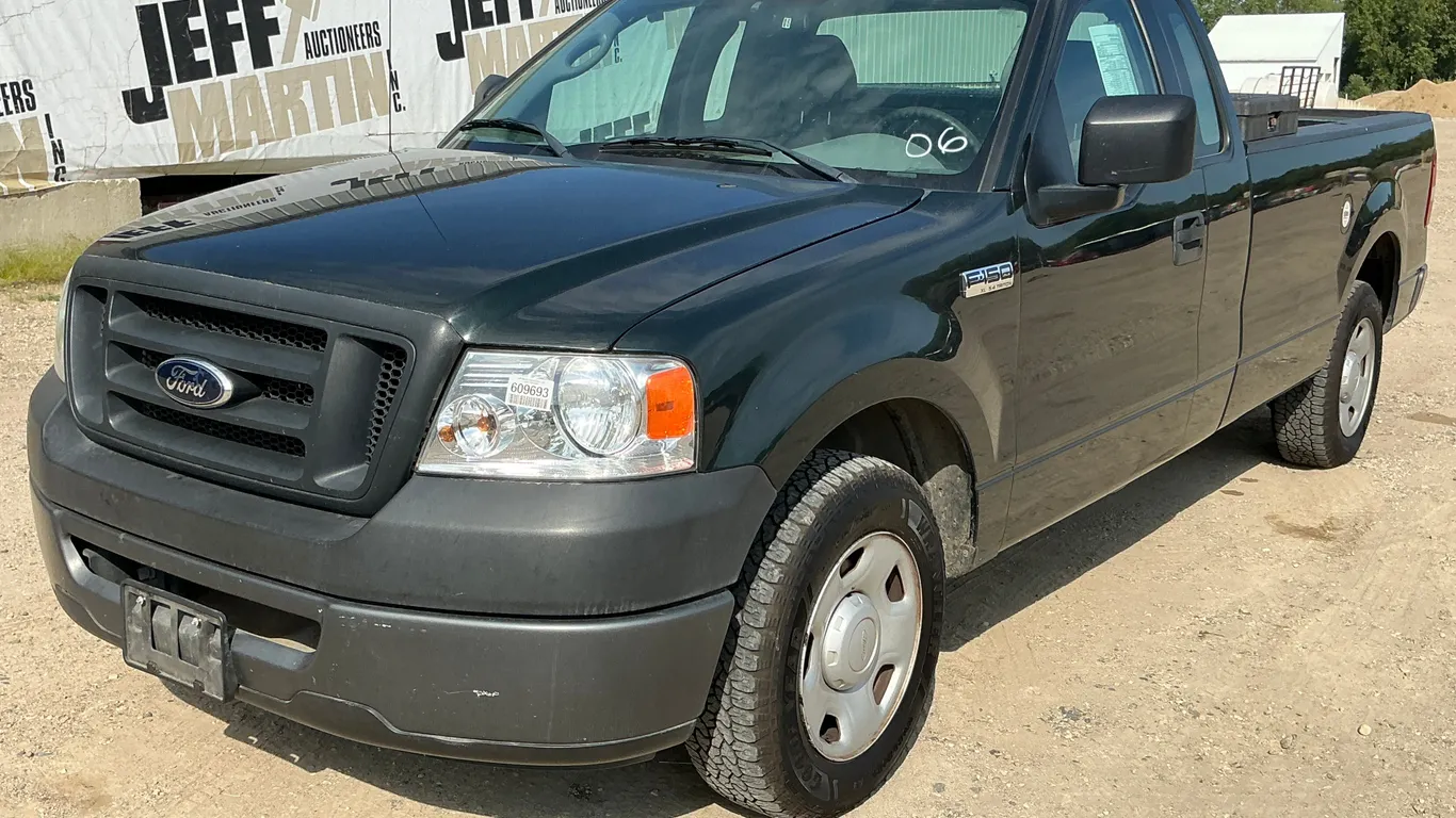 2006 FORD F-150 XL REGULAR CAB 4X2 PICKUP VIN: 1FTPF12VX6KD28681
