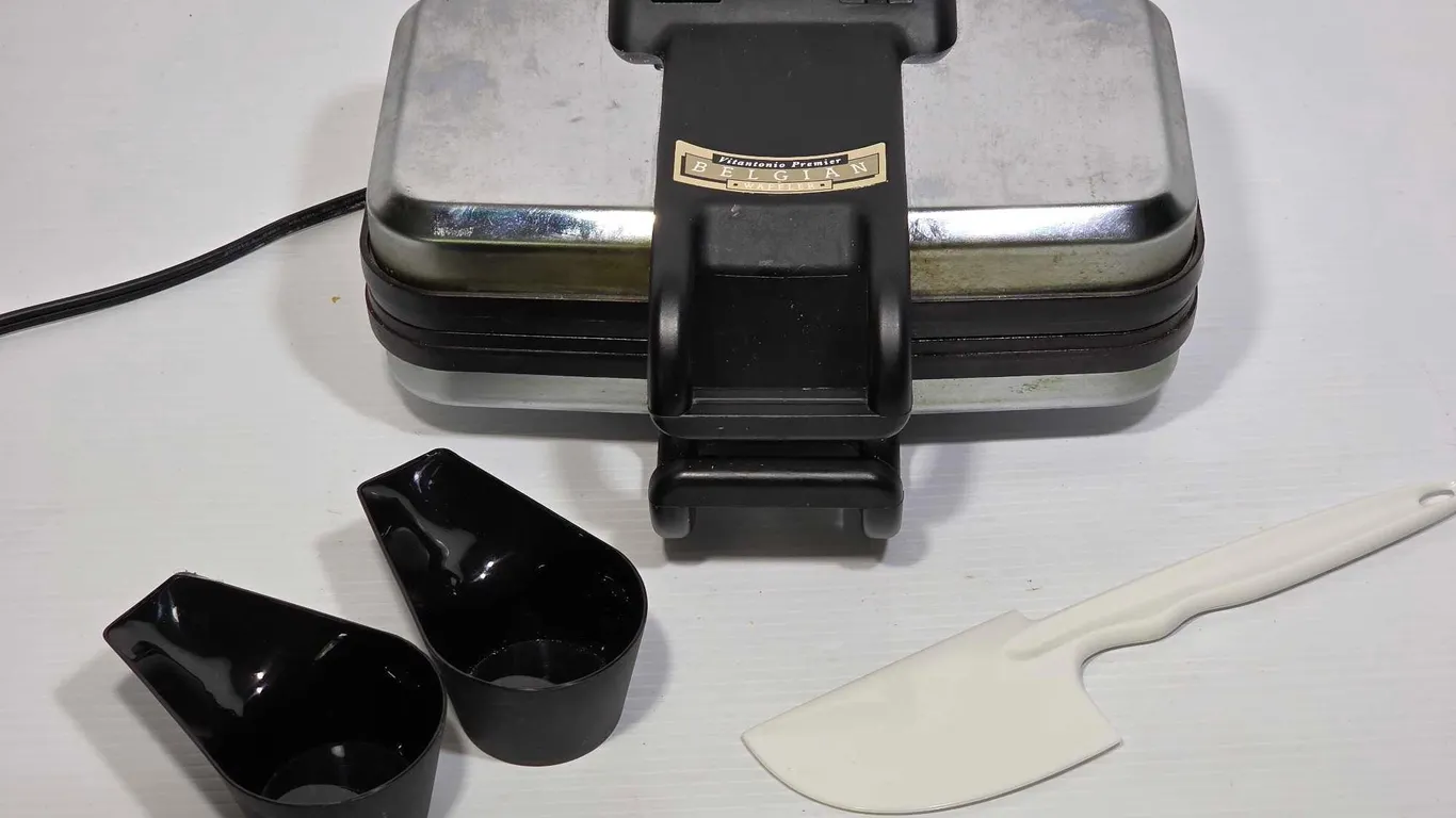 Vitantonio Premier Belgian Waffler. Works. Needs a good wipe down. Br1