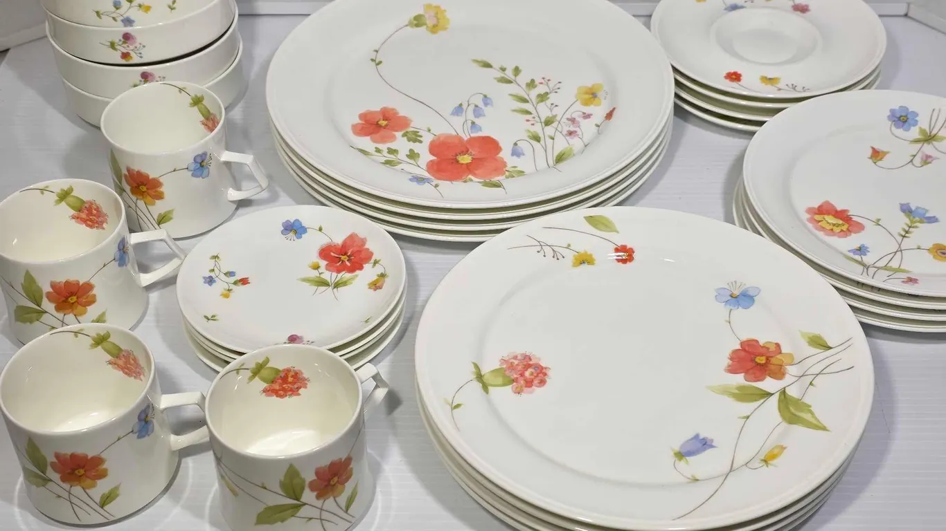 38 Piece Very Cute 4 Setting Mikasa "Just Flowers" Bone China. K